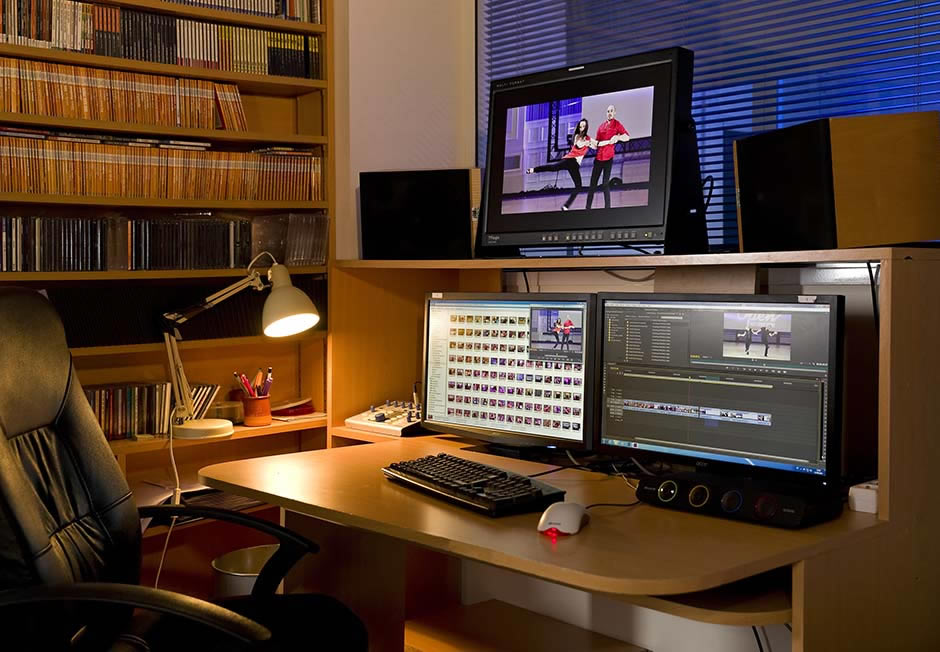 Salle de montage équipée d'un banc utilisant "Creative Suite" d'Adobe. Le moniteur de controle est un TVlogic XVM-245 d'étalonnage.